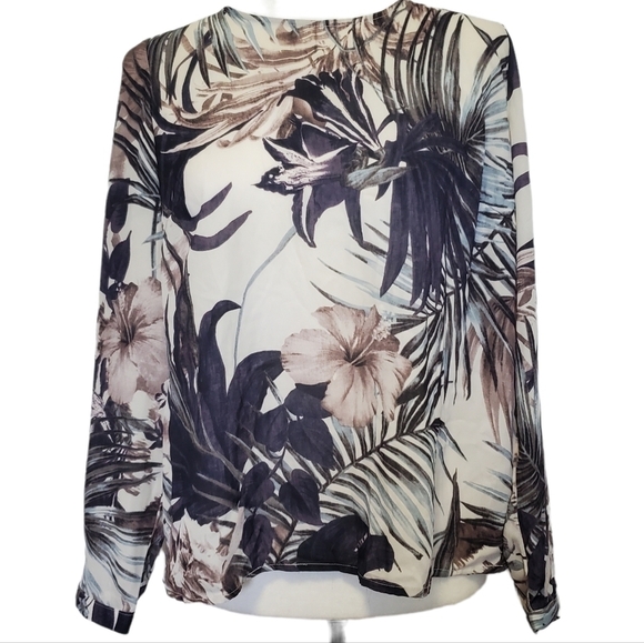 Only open back Blouse - Picture 2 of 11